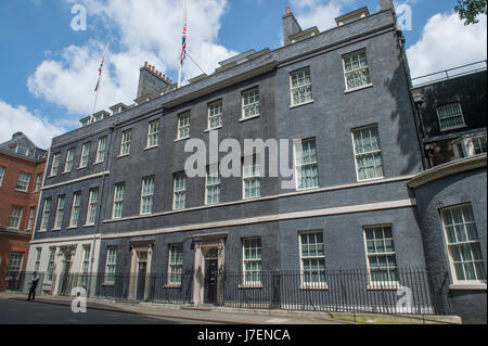 A Downing Street, Londra, Regno Unito. Il 24 maggio 2017. Unione bandiere volare a mezz' asta oltre 10 & 11 Downing Street dopo la Manchester attacchi terroristici. Credito: Malcolm Park editoriale/Alamy Live News. Foto Stock