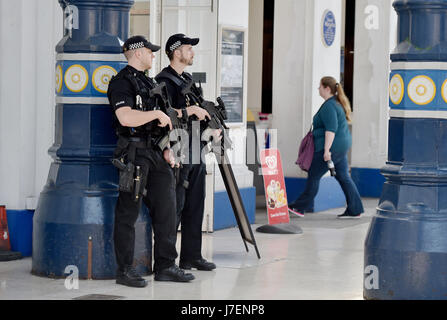 Brighton, Regno Unito. Xxiv Maggio, 2017. Polizia armata sul piazzale della Stazione Ferroviaria di Brighton questa sera alle ore di punta come parte di accresciuta sicurezza in tutta la Gran Bretagna a causa del Manchester attacco terroristico Credito: Simon Dack/Alamy Live News Foto Stock