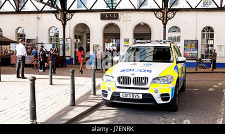 Brighton, Regno Unito. Xxiv Maggio, 2017. Polizia armata sul piazzale della Stazione Ferroviaria di Brighton questa sera alle ore di punta come parte di accresciuta sicurezza in tutta la Gran Bretagna a causa del Manchester attacco terroristico Credito: Simon Dack/Alamy Live News Foto Stock