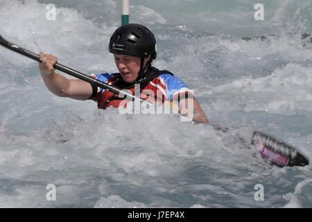 Waltham Cross, Hertfordshire, Regno Unito. Xxiv Maggio, 2017. Boschi di Kimberley, womens K1. British Canoa Slalom team pronti per la stagione 2017. Lee Valley White Water Centre. Waltham Cross. Hertfordshire. Regno Unito. 24/05/2017. Credito: Sport In immagini/Alamy Live News Foto Stock