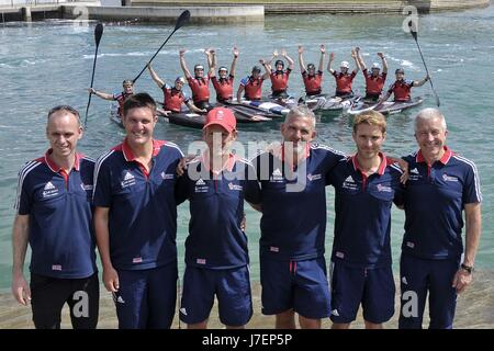 Waltham Cross, Hertfordshire, Regno Unito. Xxiv Maggio, 2017. La squadra e gli allenatori. British Canoa Slalom team pronti per la stagione 2017. Lee Valley White Water Centre. Waltham Cross. Hertfordshire. Regno Unito. 24/05/2017. Credito: Sport In immagini/Alamy Live News Foto Stock