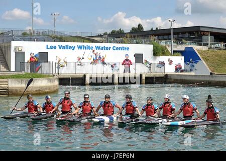 Waltham Cross, Hertfordshire, Regno Unito. Xxiv Maggio, 2017. Il team con il loro nuovo kit. British Canoa Slalom team pronti per la stagione 2017. Lee Valley White Water Centre. Waltham Cross. Hertfordshire. Regno Unito. 24/05/2017. Credito: Sport In immagini/Alamy Live News Foto Stock