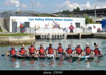 Waltham Cross, Hertfordshire, Regno Unito. Xxiv Maggio, 2017. Il team con il loro nuovo kit. British Canoa Slalom team pronti per la stagione 2017. Lee Valley White Water Centre. Waltham Cross. Hertfordshire. Regno Unito. 24/05/2017. Credito: Sport In immagini/Alamy Live News Foto Stock