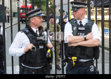 Londra, Gran Bretagna. Xxiv Maggio, 2017. Un soldato armato sta di guardia al 10 di Downing Street a Londra, in Gran Bretagna, il 24 maggio 2017. Il Primo Ministro inglese Theresa Maggio ha annunciato martedì sera che il paese del terrore livello di minaccia è stata sollevata da 'severe' a 'critici', il suo livello più alto. Credito: Ray codolo/Xinhua/Alamy Live News Foto Stock