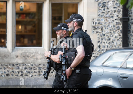 Winchester, Hampshire, Regno Unito. 24 maggio 2017. Armati di pattuglia di polizia Winchester centro città e stazione ferroviaria dopo il Regno Unito il terrorismo minaccia il livello è aumentato da gravi al più alto livello; critica. Funzionamento temperer è in posizione con un conseguente aumento di polizia armata e la presenza dei militari ha redatto nel proteggere i principali marchi di terra intorno al paese. © sarà Bailey / Alamy Live News Foto Stock