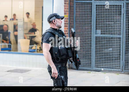 Winchester, Hampshire, Regno Unito. 24 maggio 2017. Armati di pattuglia di polizia Winchester centro città e stazione ferroviaria dopo il Regno Unito il terrorismo minaccia il livello è aumentato da gravi al più alto livello; critica. Funzionamento temperer è in posizione con un conseguente aumento di polizia armata e la presenza dei militari ha redatto nel proteggere i principali marchi di terra intorno al paese. © sarà Bailey / Alamy Live News Foto Stock