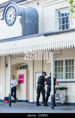 Winchester, Hampshire, Regno Unito. 24 maggio 2017. Armati di pattuglia di polizia Winchester centro città e stazione ferroviaria dopo il Regno Unito il terrorismo minaccia il livello è aumentato da gravi al più alto livello; critica. Funzionamento temperer è in posizione con un conseguente aumento di polizia armata e la presenza dei militari ha redatto nel proteggere i principali marchi di terra intorno al paese. © sarà Bailey / Alamy Live News Foto Stock