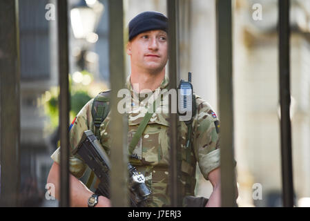 Westminster, Londra, Regno Unito. Il 24 maggio 2017. Esercito britannico per le strade di Londra come parte di Operazione Temperer dopo gli attentati terroristici a Manchester. Credito: Matteo Chattle/Alamy Live News Foto Stock