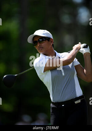 Virginia Water, Surrey, Regno Unito. Xxiv Maggio, 2017. BBC di Naga Munchetty nella Pro-Am caso prima del tour europeo BMW PGA Championship sul re-modellato a ovest di corso presso il Wentworth Club, Surrey. © David Partridge / Alamy Live News Foto Stock