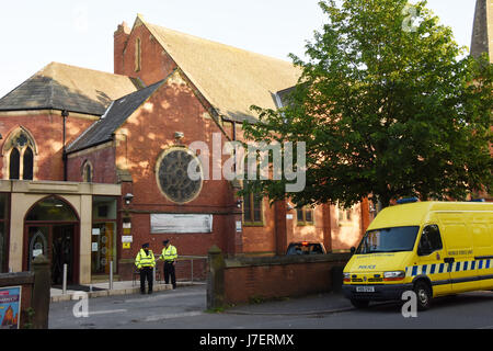Didsbury, UK. Xxiv Maggio, 2017. Didsbury moschea dove il Manchester kamikaze Salman Abedi pregato.i suoi genitori hanno pregato anche lì ma sono ora in Libia. La polizia afferma di non c'è stata alcuna minaccia contro la moschea ma sono solo per mantenere una presenza in loco. Credito: Della Batchelor/Alamy Live News Foto Stock