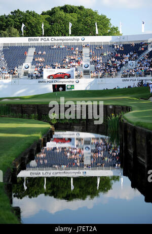 Virginia Water, Surrey, Regno Unito. Xxiv Maggio, 2017. Il re-modellato xviii verde a ovest corso durante la Pro-Am caso prima del tour europeo BMW PGA Championship a Wentworth Club, Surrey. © David Partridge / Alamy Live News Foto Stock