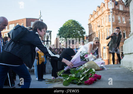 Kingston upon Hull, 24 maggio 2017, una veglia è mantenuto per le vittime del terrore di manchester attacco che ha avuto luogo lunedì 22 maggio a un ariana grande concerto. Il sindaco parla e detiene un minuto di silenzio. Dopo, fiori, candele e le note sono a sinistra in Queen Victoria Square, il centro di Hull. Credito: Matteo appleyard/alamy live news Foto Stock