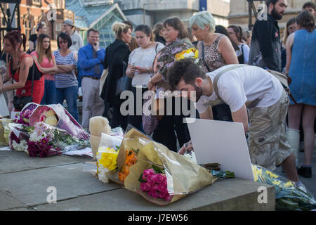 Kingston upon Hull, 24 maggio 2017, una veglia è mantenuto per le vittime del terrore di manchester attacco che ha avuto luogo lunedì 22 maggio a un ariana grande concerto. Il sindaco parla e detiene un minuto di silenzio. Dopo, fiori, candele e le note sono a sinistra in Queen Victoria Square, il centro di Hull. Credito: Matteo appleyard/alamy live news Foto Stock