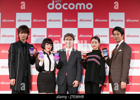 Tokyo, Giappone. Xxiv Maggio, 2017. Attori Vai Ayano, Buruzon Chiemi, NTT DOCOMO Presidente Kazuhiro Yoshizawa, attrice Mitsuki Takahata e attore Shinichi Tsutsumi, posa per le telecamere durante l'evento di lancio per 8 nuovi dispositivi mobili per l'estate lineup il 24 maggio 2017, Tokyo, Giappone. DOCOMO introdotto sette nuovi smartphone e una compressa lungo con una nuova app e i piani di servizio. Credito: Rodrigo Reyes Marin/AFLO/Alamy Live News Foto Stock