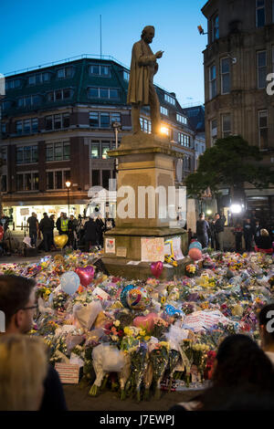 Tributi floreali al concerto di Manchester Arena Ariana Grande attacco terroristico il 22nd maggio 2017. St Anne’s Square Manchester Regno Unito Foto Stock