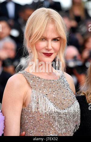 Cannes, Francia. Xxiv Maggio, 2017. Attrice australiana Nicole Kidman pone per le foto sul tappeto rosso per la proiezione del film "ingannato" in concorso al settantesimo Cannes Film Festival di Cannes, Francia, il 24 maggio 2017. Credito: Chen Yichen/Xinhua/Alamy Live News Foto Stock