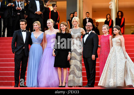 Cannes, Francia. Xxiv Maggio, 2017. Attore irlandese Colin Farrell, US attrice Kirsten Dunst, US attrice Elle Fanning, regista americano di Sofia Coppola, attrice australiana Nicole Kidman, produttore degli Stati Uniti Youree Henley, attrice australiana Angourie riso e US attrice Addison Riecke (da L a R) comportano per le foto sul tappeto rosso per la proiezione del film "ingannato" in concorso al settantesimo Cannes Film Festival di Cannes, Francia, il 24 maggio 2017. Credito: Chen Yichen/Xinhua/Alamy Live News Foto Stock