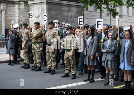 Londra, Regno Unito. Xxiv Maggio, 2017. I rappresentanti delle missioni diplomatiche in tutto il mondo si preparano a prendere parte a un memoriale di servizio presso il cenotafio in Whitehall sulla Giornata internazionale dei Caschi Blu della Missione delle Nazioni Unite in ricordo di coloro che hanno perso la loro vita a servizio della pace delle Nazioni Unite in quanto le operazioni di pace iniziato nel 1948. Credito: Mark Kerrison/Alamy Live News Foto Stock