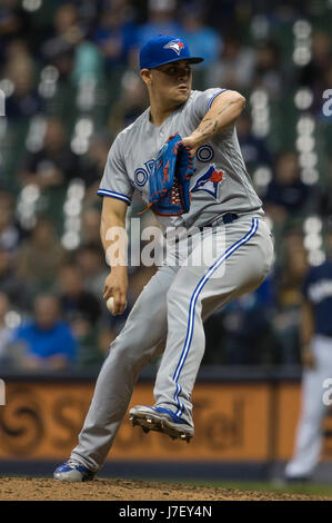 Milwaukee, WI, Stati Uniti d'America. 23 Maggio, 2017. Toronto Blue Jays relief pitcher Roberto Osuna #54 fornisce un passo nella Major League Baseball gioco tra il Milwaukee Brewers e il Toronto Blue Jays a Miller Park di Milwaukee, WI. John Fisher/CSM/Alamy Live News Foto Stock