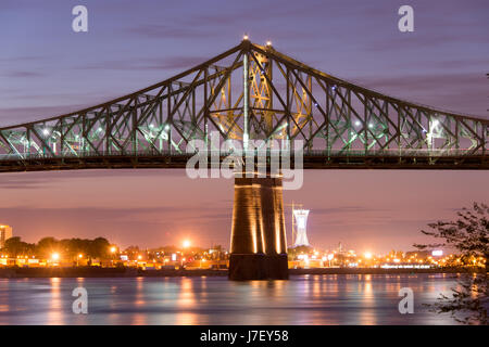 Montreal, Canada. Xxiv Maggio, 2017. Jacques Cartier Bridge illuminazione in omaggio alle vittime di Manchester Credito: Marc Bruxelle/Alamy Live News Foto Stock