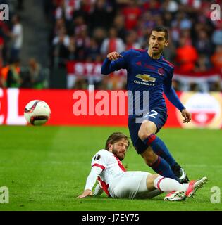 Stoccolma, Svezia. Xxiv Maggio, 2017. Il Manchester United Mkhitaryan Henrikh (top) compete durante la UEFA Europa League match finale tra Manchester United e Ajax Amsterdam presso gli amici Arena di Stoccolma, Svezia, 24 maggio, 2017. Il Manchester United rivendicato il titolo sconfiggendo Ajax Amsterdam 2-0. Credito: Gong Bing/Xinhua/Alamy Live News Foto Stock