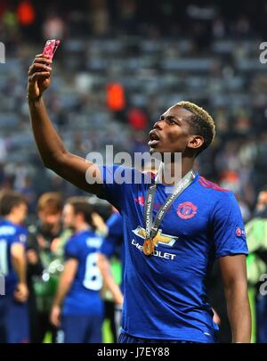 Stoccolma, Svezia. Xxiv Maggio, 2017. Il Manchester United Pogba Paolo prende selfie foto dopo aver vinto la UEFA Europa League match finale tra Manchester United e Ajax Amsterdam presso gli amici Arena di Stoccolma, Svezia, 24 maggio, 2017. Il Manchester United rivendicato il titolo sconfiggendo Ajax Amsterdam 2-0. Credito: Gong Bing/Xinhua/Alamy Live News Foto Stock