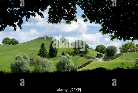 Monaco di Baviera, Germania. 23 Maggio, 2017. Escursionisti Godetevi il bel tempo all'Olympiaberg nel Parco Olimpico di Monaco di Baviera, Germania, il 23 maggio 2017. Foto: Sven Hoppe/dpa/Alamy Live News Foto Stock