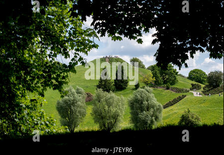 Monaco di Baviera, Germania. 23 Maggio, 2017. Escursionisti Godetevi il bel tempo all'Olympiaberg nel Parco Olimpico di Monaco di Baviera, Germania, il 23 maggio 2017. Foto: Sven Hoppe/dpa/Alamy Live News Foto Stock