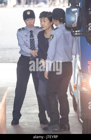 Seoul, Corea del Sud. 25 Maggio, 2017. Corea del sud dell ex Presidente Parco-geun hye (C) arriva per una prova al Seoul Central District Court di Seoul, Corea del Sud, il 25 maggio 2017. Credito: Lee Sang-ho/Xinhua/Alamy Live News Foto Stock