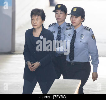 Seoul, Corea del Sud. 25 Maggio, 2017. Corea del sud dell ex Presidente Parco-geun hye (L) arriva per una prova al Seoul Central District Court di Seoul, Corea del Sud, il 25 maggio 2017. Credito: Lee Sang-ho/Xinhua/Alamy Live News Foto Stock