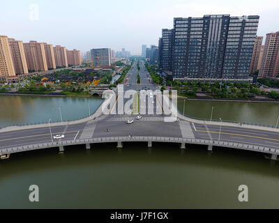 , Suzhou Suzhou, Cina. 25 Maggio, 2017. Suzhou, Cina - 24 Maggio 2017: (solo uso editoriale. Cina OUT) .la fotografia aerea del Y-ponte sagomato a Suzhou, est cinese della provincia di Jiangsu, Maggio 24th, 2017. Credito: SIPA Asia/ZUMA filo/Alamy Live News Foto Stock