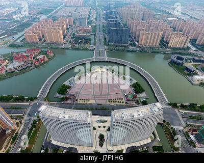 , Suzhou Suzhou, Cina. 25 Maggio, 2017. Suzhou, Cina - 24 Maggio 2017: (solo uso editoriale. Cina OUT) .la fotografia aerea del Y-ponte sagomato a Suzhou, est cinese della provincia di Jiangsu, Maggio 24th, 2017. Credito: SIPA Asia/ZUMA filo/Alamy Live News Foto Stock