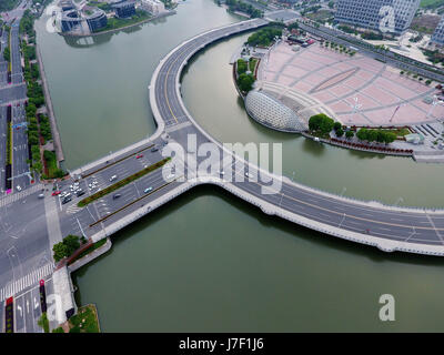 , Suzhou Suzhou, Cina. 25 Maggio, 2017. Suzhou, Cina - 24 Maggio 2017: (solo uso editoriale. Cina OUT) .la fotografia aerea del Y-ponte sagomato a Suzhou, est cinese della provincia di Jiangsu, Maggio 24th, 2017. Credito: SIPA Asia/ZUMA filo/Alamy Live News Foto Stock
