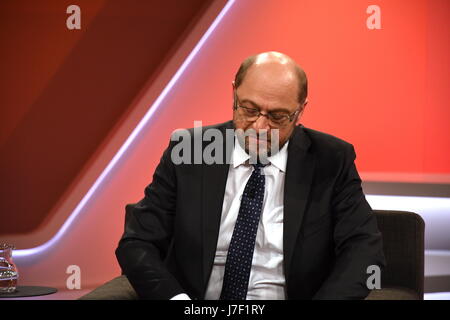 Colonia, Germania. Xxiv Maggio, 2017. Politican tedesco, presidente del Partito socialdemocratico tedesco e candidato per la posizione del Cancelliere Martin Schulz è ospite al ARD talk show "aischberger' a Colonia, Germania, 24 maggio 2017. · Nessun filo servizio · Foto: Horst Galuschka/dpa/Alamy Live News Foto Stock