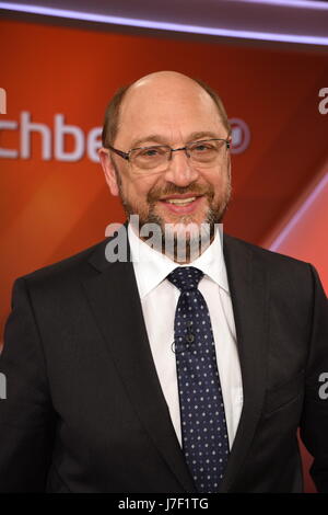 Colonia, Germania. Xxiv Maggio, 2017. Politican tedesco, presidente del Partito socialdemocratico tedesco e candidato per la posizione del Cancelliere Martin Schulz è ospite al ARD talk show "aischberger' a Colonia, Germania, 24 maggio 2017. · Nessun filo servizio · Foto: Horst Galuschka/dpa/Alamy Live News Foto Stock