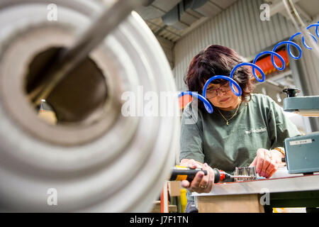 Jicin, Boemia orientale. Il 4 maggio, 2017. SanSwiss, una doccia produttori di contenitori di una nuova sala per la produzione e il magazzinaggio in Jicin, Boemia orientale, Repubblica Ceca, 4 maggio 2017. Credito: David Tanecek/CTK foto/Alamy Live News Foto Stock