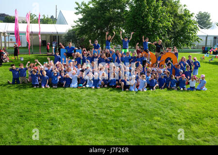 Hay Festival 2017 - Hay on Wye, Wales, Regno Unito - Giovedì 25 Maggio 2017 - i ragazzi della scuola media locale celebrano il giorno di apertura di questo anni Hay Festival che festeggia il suo trentesimo anniversario nel 2017. L'iconico fieno gigante lettere sono state modificate per riflettere questo. Oltre 3 mila bambini della scuola primaria parteciperà il giorno 1 del festival letterario che corre fino al giugno 4th. Credito: Steven Maggio/Alamy Live News Foto Stock