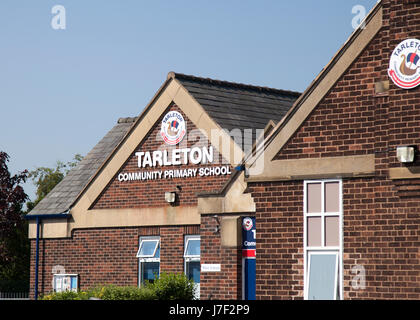 Tarleton, Lancashire, Regno Unito. 25 Maggio, 2017. Fiori, schede e palloncini rosa in memoria di Rosa Saffie Roussos che era all'Ariana grande concerto di Manchester con la mamma e la sorella maggiore quando il bombardiere ha colpito. Saffie-Rose era appena otto anni, morì dalle sue ferite dopo l attacco di Manchester. Gli abitanti di un villaggio in Tarleton sono spezzato il cuore per la perdita e continuare a pregare per la madre e la sorella che sono ancora molto malato in ospedale. Credito; MediaWorldImages/AlamyLiveNews Foto Stock