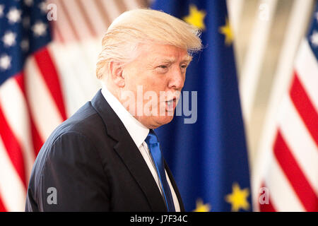 Bruxelles, BXL, Belgio. 25 Maggio, 2017. Il presidente statunitense Trump arriva per un incontro con i leader dell' Unione europea in occasione del Consiglio europeo di Bruxelles, Belgio su 25.05.2017 Trump paga visita in Belgio per assistere ad una Organizzazione del Trattato del Nord Atlantico (NATO) Vertice e per incontrare i leader dell'UE da Wiktor Dabkowski Credito: Wiktor Dabkowski/ZUMA filo/Alamy Live News Foto Stock