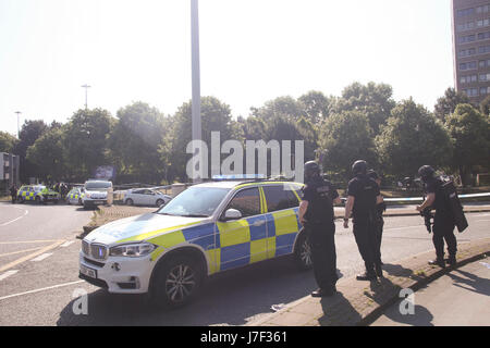 Manchester, Regno Unito. 25 Maggio, 2017. La polizia vicino Mancunian Way dovuta al pacchetto suspicous al di fuori dell'alloggiamento blocco fuori strada Chorlton Manchester, 10.30 25.5.17 prima di 1 minuti di silenzio a Saint Ann's square 25.5.2017. Manchester. A seguito attentato alla bomba a Manchester Arena la notte del 22.5.2017 dove pop concert stava prendendo il posto con Ariana Grande. Credito: GARY ROBERTS/Alamy Live News Foto Stock