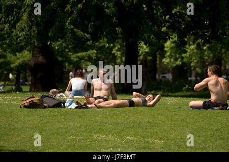 Londra, Regno Unito. 25 Maggio, 2017. Le persone che si godono il sole in St James Park, Londra Credito: Sebastian Remme/Alamy Live News Foto Stock