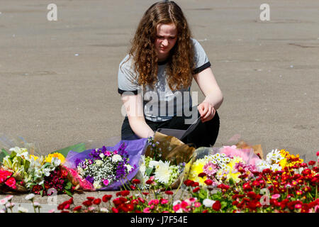 Glasgow, Regno Unito. 25 Maggio, 2017. Billie Brennan, di anni 18, dal porto di Glasgow è stato a George Square oggi per pagare rispetti a quelli che erano stati uccisi o feriti nel bombardamento di Manchester. Billie Brennan e 4 dei suoi amici sono stati a Manchester per una breve pausa in città vacanze, celebrando uno del gruppo diciottesimo compleanno e sono stati all'ARIANA GRANDE CONCERTO DEL quando la bomba è andato fuori. Per fortuna nessuno di loro sono stati feriti. Credito: Findlay/Alamy Live News Foto Stock