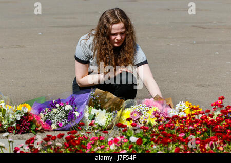 Glasgow, Regno Unito. 25 Maggio, 2017. Billie Brennan, di anni 18, dal porto di Glasgow è stato a George Square oggi per pagare rispetti a quelli che erano stati uccisi o feriti nel bombardamento di Manchester. Billie Brennan e 4 dei suoi amici sono stati a Manchester per una breve pausa in città vacanze, celebrando uno del gruppo diciottesimo compleanno e sono stati all'ARIANA GRANDE CONCERTO DEL quando la bomba è andato fuori. Per fortuna nessuno di loro sono stati feriti. Credito: Findlay/Alamy Live News Foto Stock