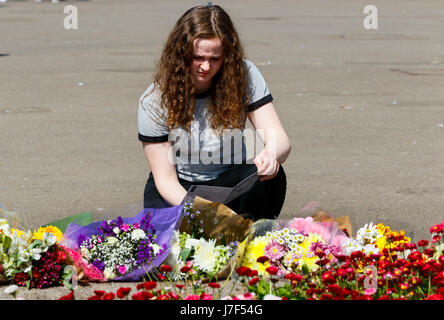 Glasgow, Regno Unito. 25 Maggio, 2017. Billie Brennan, di anni 18, dal porto di Glasgow è stato a George Square oggi per pagare rispetti a quelli che erano stati uccisi o feriti nel bombardamento di Manchester. Billie Brennan e 4 dei suoi amici sono stati a Manchester per una breve pausa in città vacanze, celebrando uno del gruppo diciottesimo compleanno e sono stati all'ARIANA GRANDE CONCERTO DEL quando la bomba è andato fuori. Per fortuna nessuno di loro sono stati feriti. Credito: Findlay/Alamy Live News Foto Stock