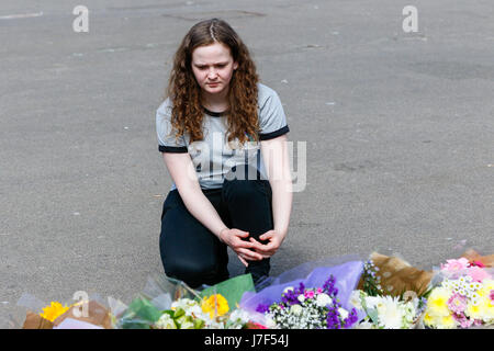 Glasgow, Regno Unito. 25 Maggio, 2017. Billie Brennan, di anni 18, dal porto di Glasgow è stato a George Square oggi per pagare rispetti a quelli che erano stati uccisi o feriti nel bombardamento di Manchester. Billie Brennan e 4 dei suoi amici sono stati a Manchester per una breve pausa in città vacanze, celebrando uno del gruppo diciottesimo compleanno e sono stati all'ARIANA GRANDE CONCERTO DEL quando la bomba è andato fuori. Per fortuna nessuno di loro sono stati feriti. Credito: Findlay/Alamy Live News Foto Stock