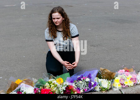 Glasgow, Regno Unito. 25 Maggio, 2017. Billie Brennan, di anni 18, dal porto di Glasgow è stato a George Square oggi per pagare rispetti a quelli che erano stati uccisi o feriti nel bombardamento di Manchester. Billie Brennan e 4 dei suoi amici sono stati a Manchester per una breve pausa in città vacanze, celebrando uno del gruppo diciottesimo compleanno e sono stati all'ARIANA GRANDE CONCERTO DEL quando la bomba è andato fuori. Per fortuna nessuno di loro sono stati feriti. Credito: Findlay/Alamy Live News Foto Stock