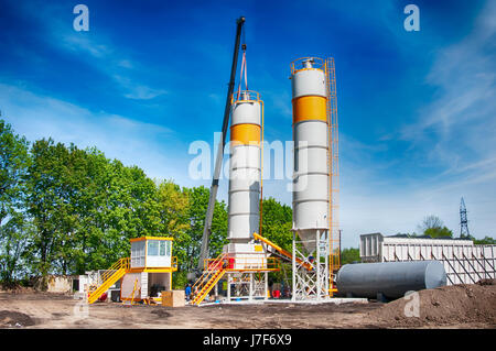 Cemento silo di miscelazione, sito impianti di costruzione. Foto Stock