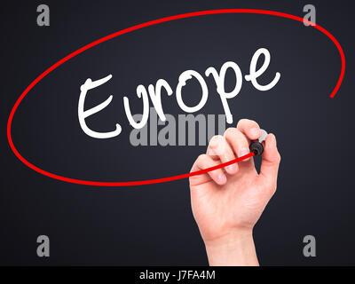 Man mano che scrive Europa con il pennarello nero su schermo visivo. Isolato su nero. Business, tecnologia internet concetto. Stock Photo Foto Stock