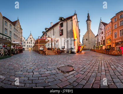 Tallinn Town Hall e ristorante Olde Hansa al mattino, Tallinn, Estonia Foto Stock