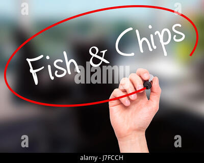 Man mano che scrive il pesce &AMP; Chip con pennarello nero su schermo visivo. Isolato su office. Business, tecnologia internet concetto. Stock Photo Foto Stock